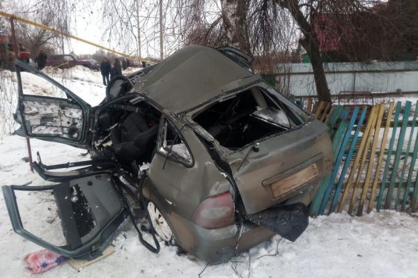 В Уварово "Лада Приора" врезалась в дерево: водитель погиб 