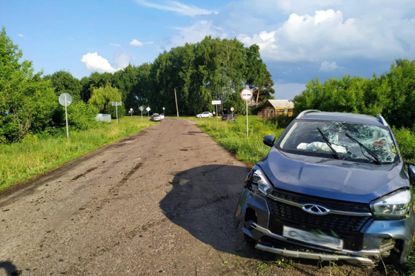 В Кирсановском районе иномарка сбила дорожный знак и перевернулась