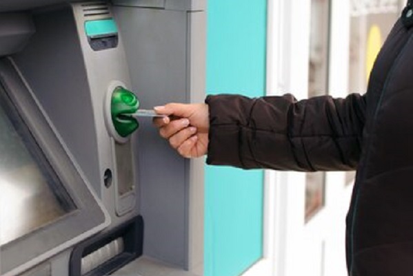 Число банкоматов в России рекордно сократилось с 2016 года