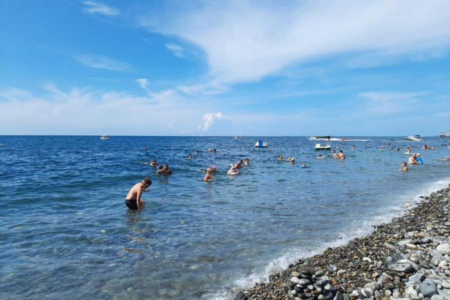 Врач рассказал, почему полезнее плавать в море, а не в пресном водоеме