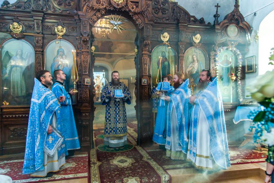 Митрополит Феодосий совершил литургию в Покровском соборе Тамбова
