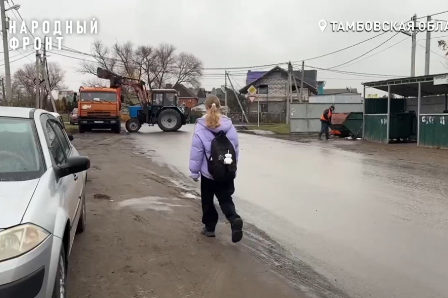 Жители улицы Железнодорожной четыре года безуспешно просят обустроить тротуар к школе и детскому саду