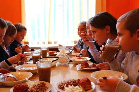 Региональные власти обещают накормить более 40 тысяч младших школьников уже в этом году