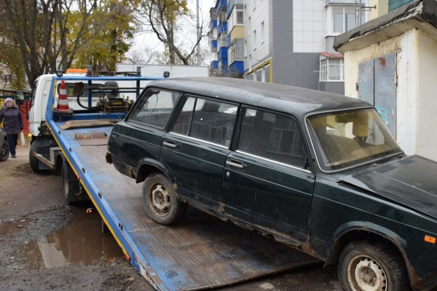 В Тамбове с Колхозной эвакуировали брошенный автомобиль 