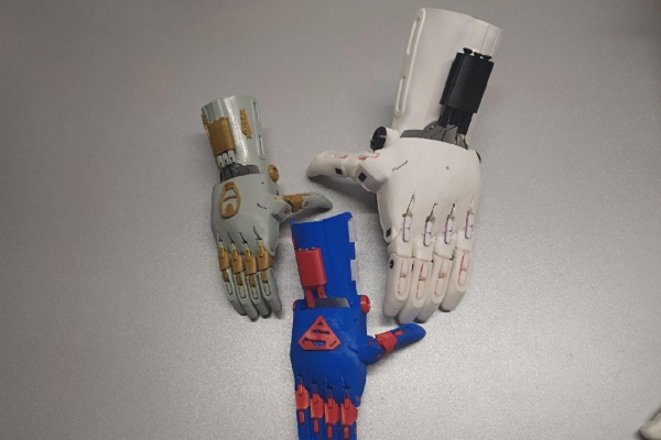 Житель Мичуринска сконструировал дешевый протез кисти руки