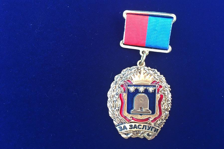 Нагрудным знаком "За заслуги перед Тамбовской областью" отмечена ветеран труда Нина Блохина