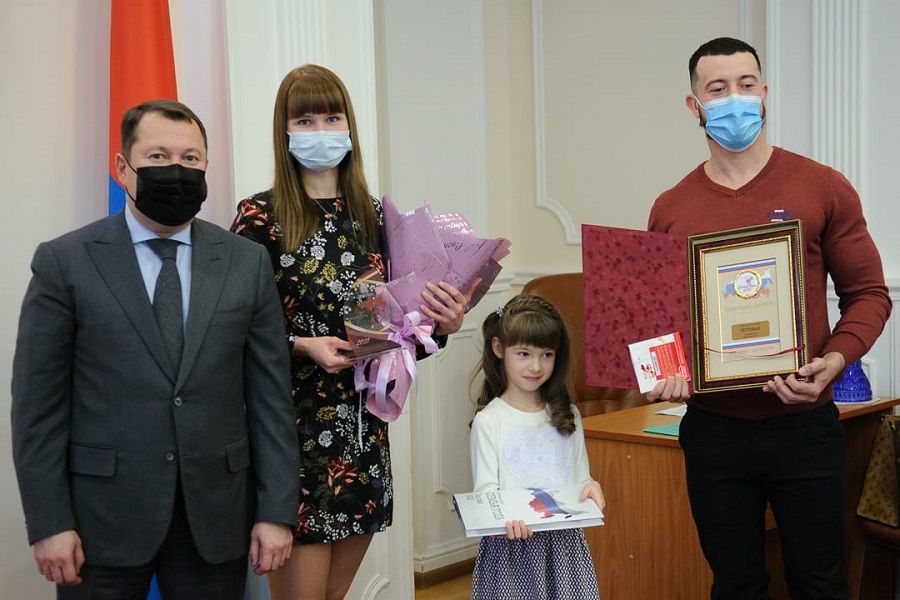 Максим Егоров поздравил тамбовчанок с Днём матери