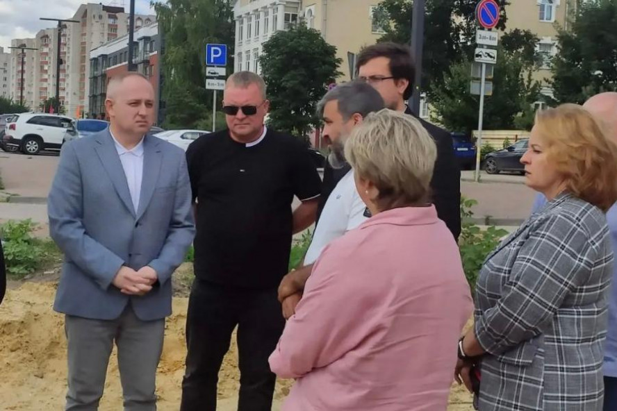 Максим Косенков проверил ход работ по благоустройству набережной Студенца