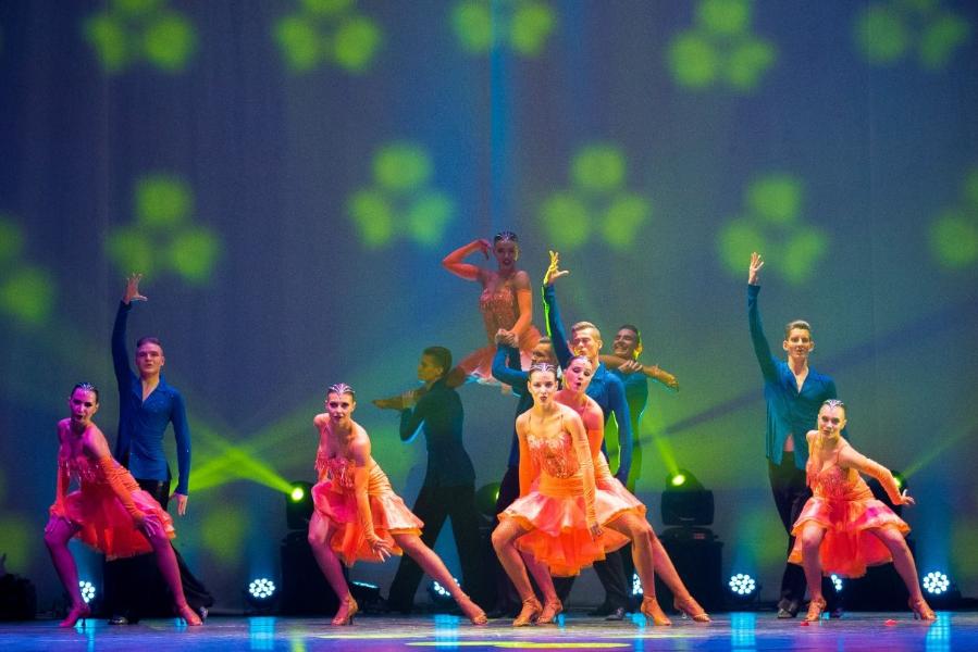 Артистам "Цветов радуги" рукоплещут в самых больших концертных залах региона