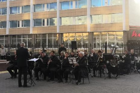 Оркестр имени Агапкина устроил праздник духовой музыки на площади Льва Толстого