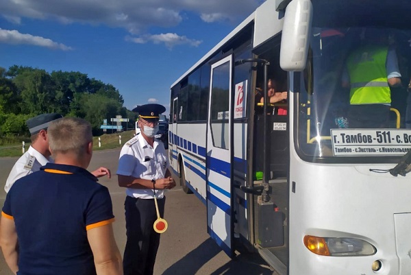 Автоинспекторы выявили ряд нарушений при проверке пассажирских автобусов на трассе "Воронеж-Тамбов"