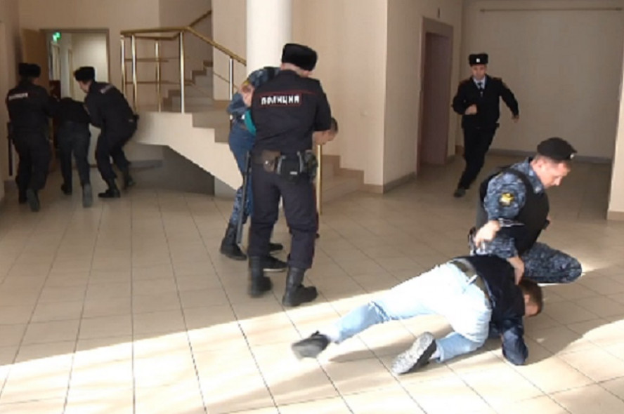В Тамбове полицейские и судебные приставы провели совместные учения по пресечению побега из-под стражи