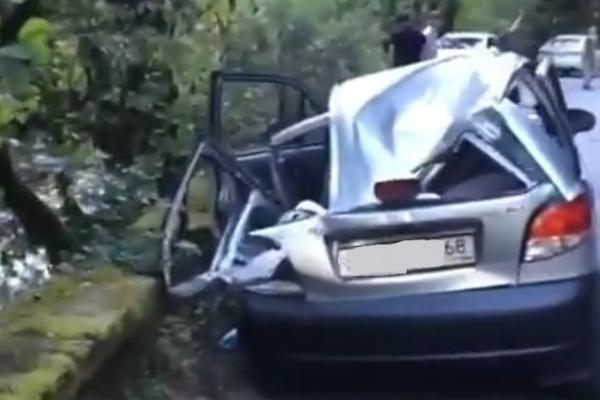 В Абхазии упавший с горы камень примял автомобиль с тамбовскими номерами