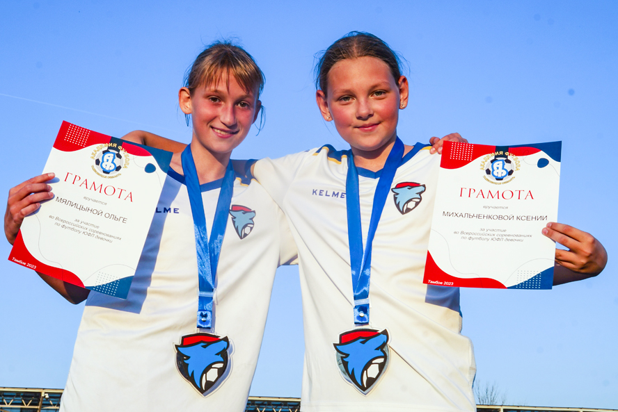 В тамбовской "Академии футбола" наградили юных футболисток 