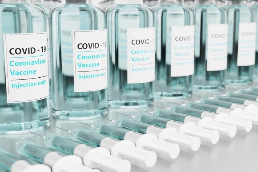 Прививку от COVID-19 разрешили делать на дому