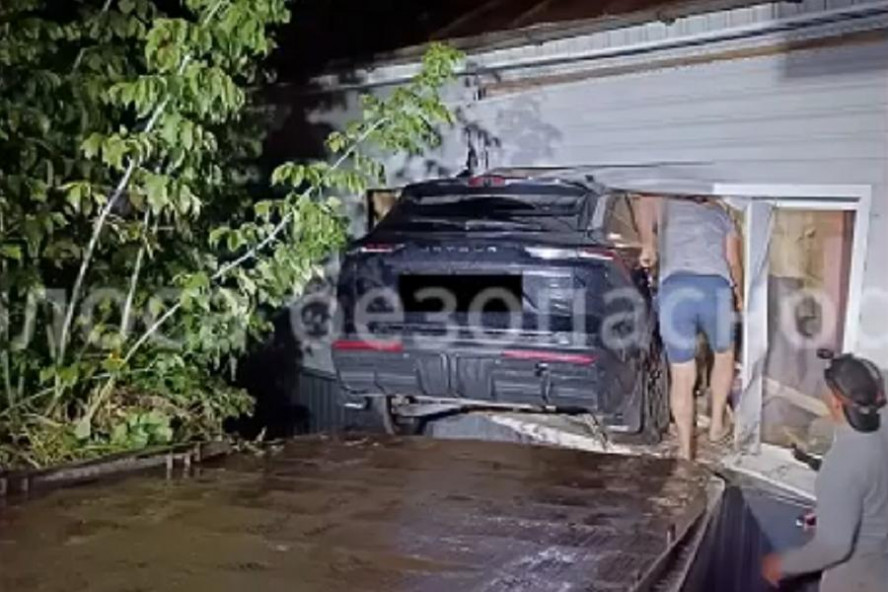 В Моршанске пьяный водитель на авто влетел в окно жилого дома