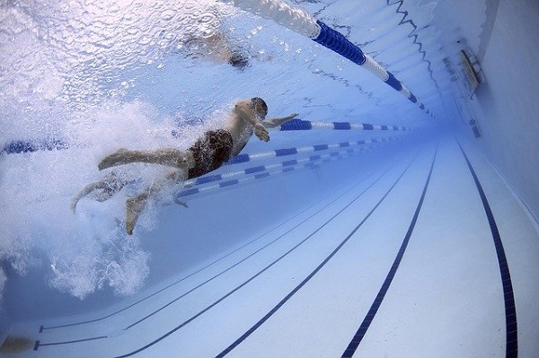 Врач предупредила о вреде плавания при остеопорозе