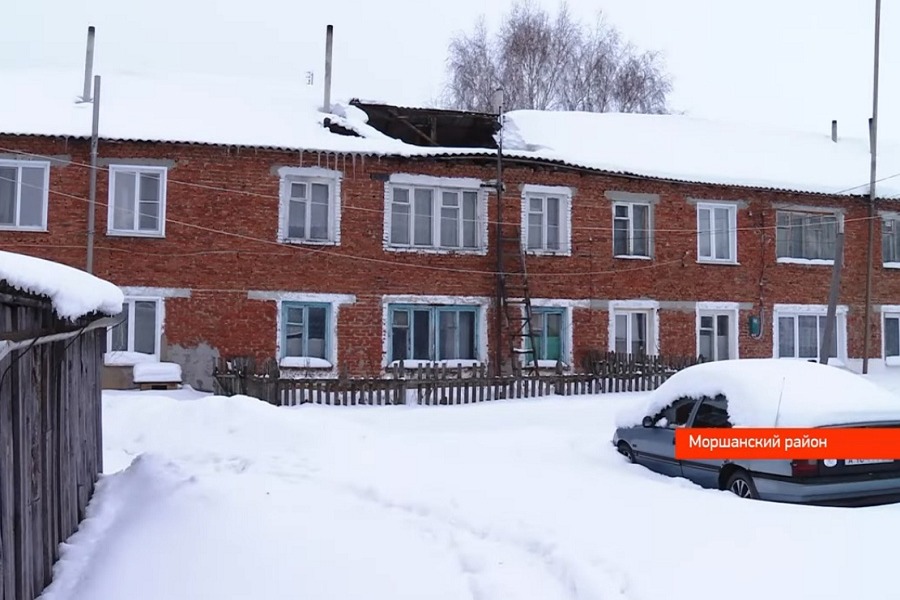 В тамбовском селе под навесом мокрого снега обвалилась крыша многоквартирного дома