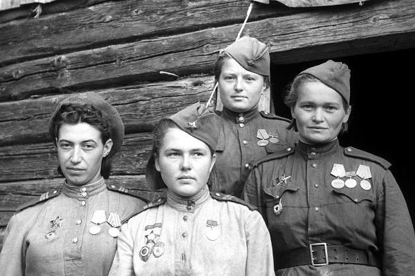 В Драмтеатре покажут личные истории принимавших участие в войне женщин
