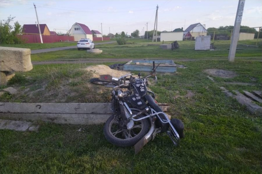 В Мордовском районе мотоциклист врезался в бетонный столб, лежащий на земле