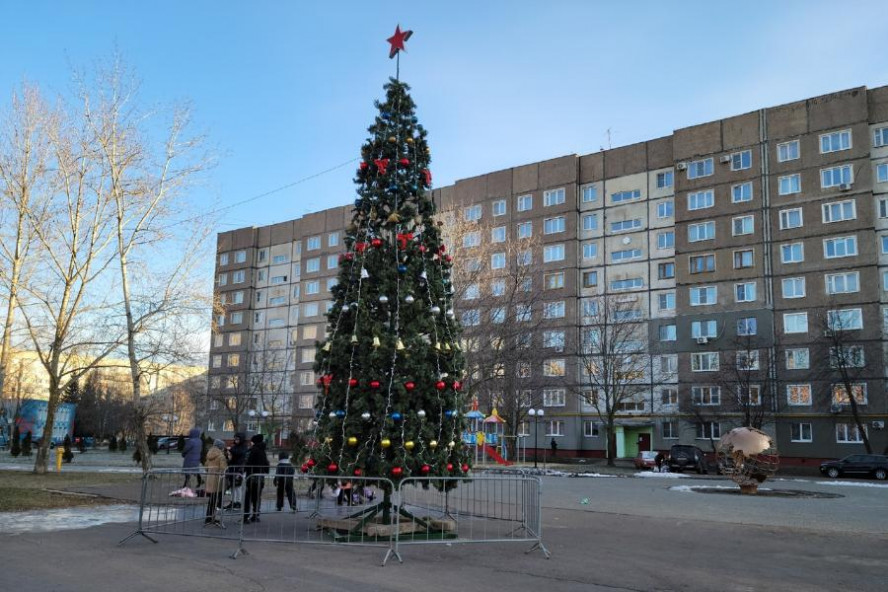 Общественные пространства Тамбова начали украшать елками к Новому году