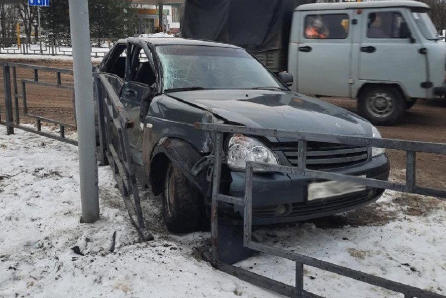 В Тамбове при столкновении "Приоры" с пассажирским автобусом пострадала женщина