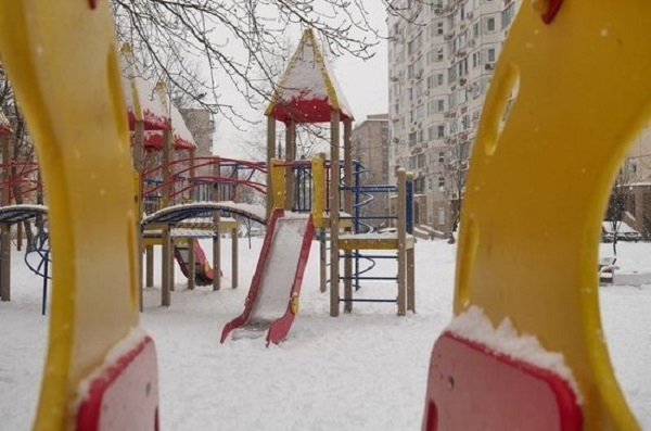 Роспотребнадзор запретил складывать снег на детских площадках