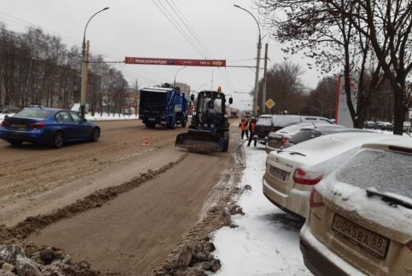 Дорожные службы Тамбова за сутки вывезли более тысячи кубометров снега