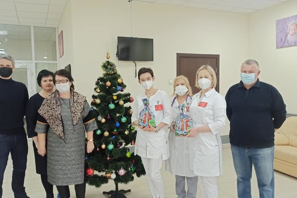 Депутаты гордумы примерили образы Деда Мороза и Снегурочки