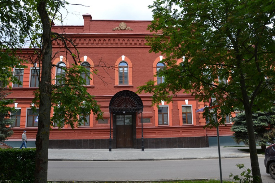 Пьяный житель Ржаксы разбил окна в часовне на кладбище