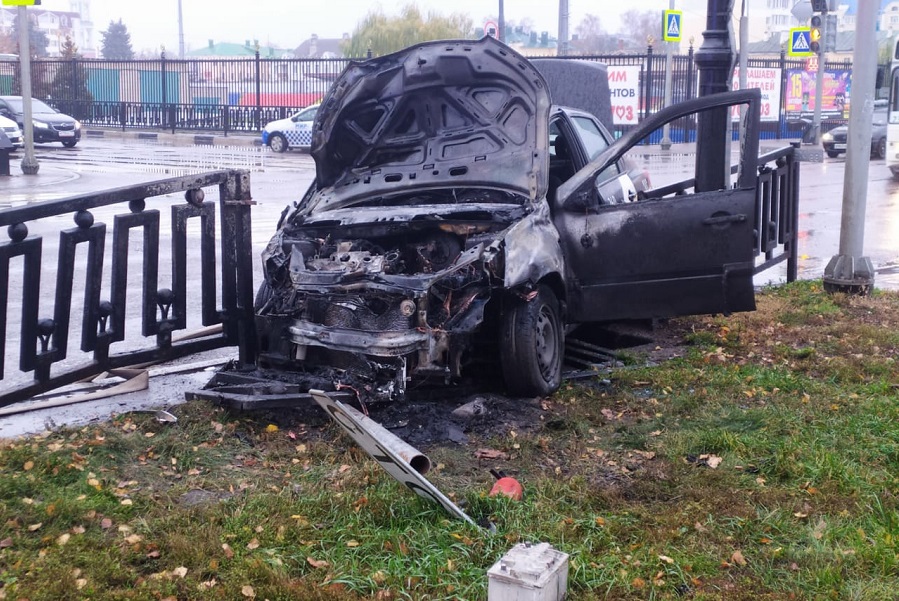 В Тамбове такси загорелось после столкновения с автомобилем скорой помощи