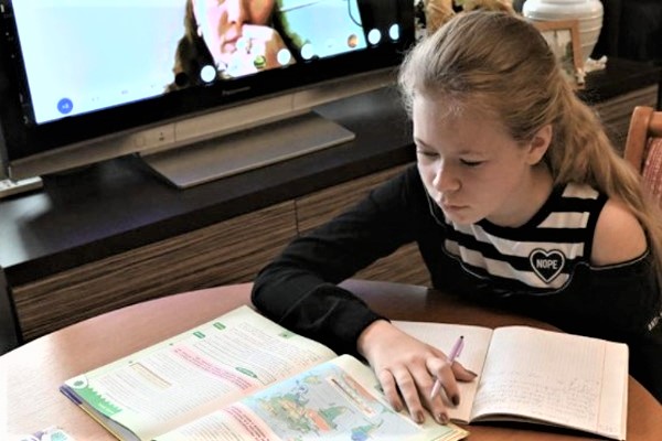 В Госдуму внесли проект о запрете "дистанционки" для школьников младшего и среднего звена