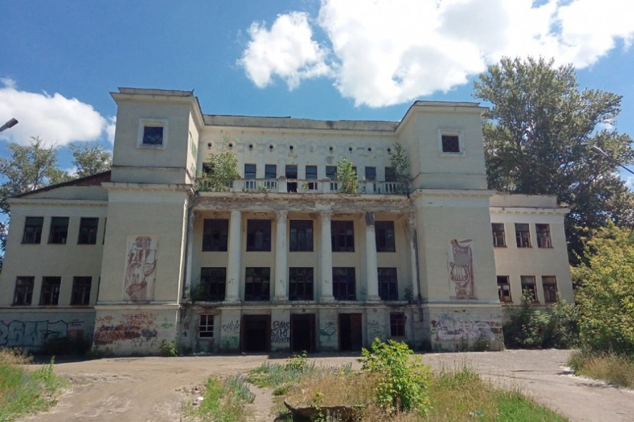 В Мичуринске за 4 млн рублей продают заброшенное здание Клуба железнодорожников