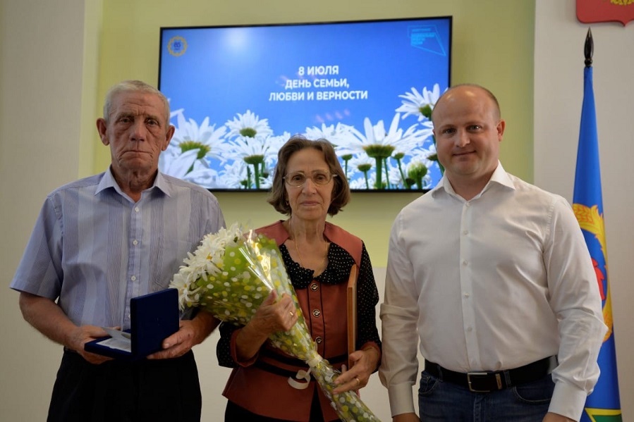 Глава Рассказовского района поздравил семьи с 50-летием совместной жизни