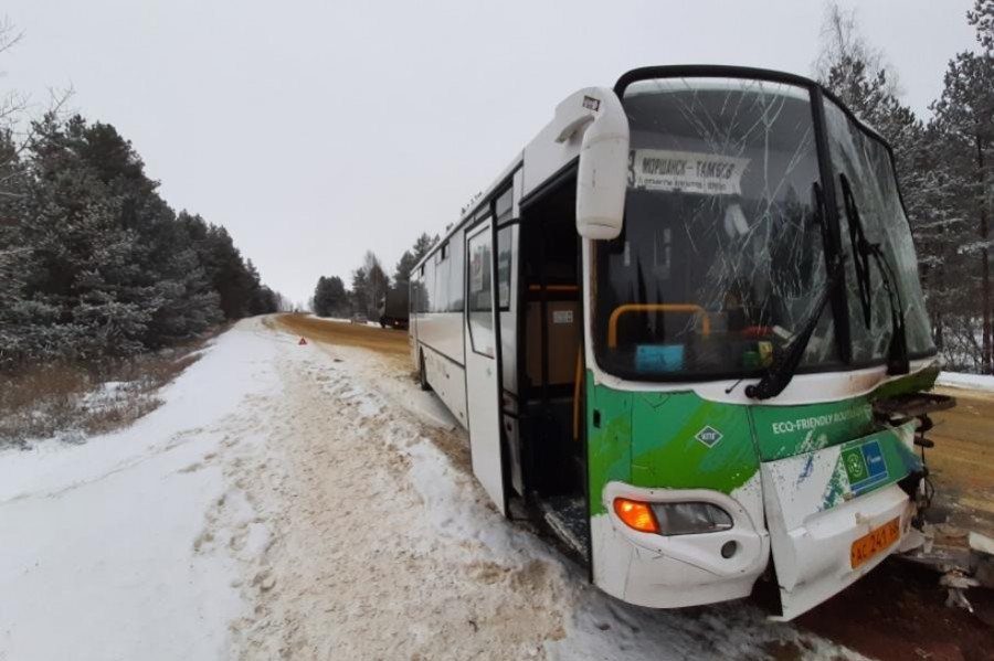 В Тамбовской области грузовик столкнулся с автобусом