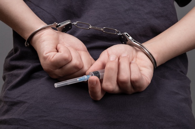 В Тамбове задержали двоих мужчин с десятью свёртками наркотиков