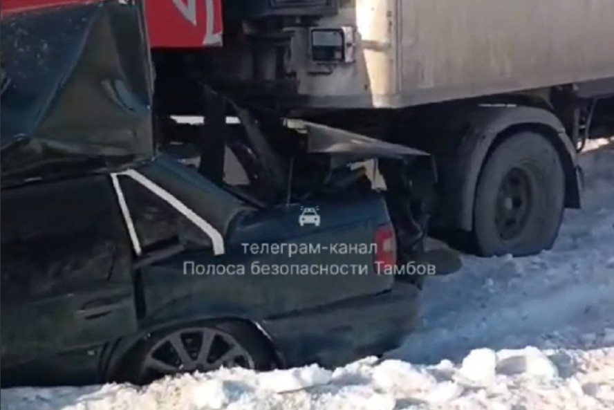 В Тамбовской области водитель "Вольво" погиб, попав на встречке под фуру