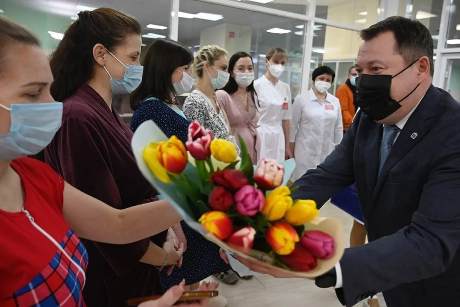 Максим Егоров поздравил женщин в перинатальном центре с наступающим праздником