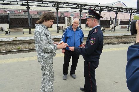 На перроне железнодорожного вокзала Тамбова прошла акция "Георгиевская лента"
