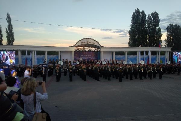 Александр Никитин и участники фестиваля духовых оркестров возложили цветы к памятнику Агапкину и Шатрову