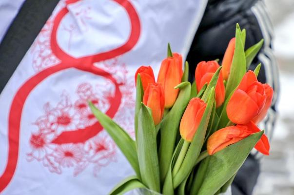 В Международный женский день тамбовчанкам будут дарить цветы на улицах города