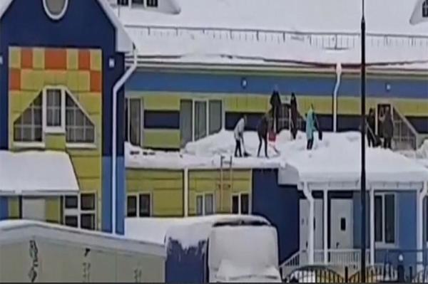 Госинспекция труда расследует факт нарушений при очистке крыши от снега в детском саду Тамбова