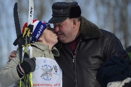 Нина Кузнецова (66 лет) победитель забега ветеранов среди женщин) спринемает поздравления от мужа Анатолия