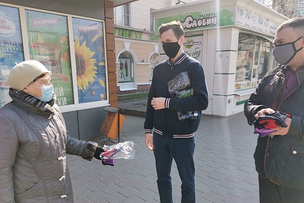 В Тамбове волонтеры раздают многоразовые маски