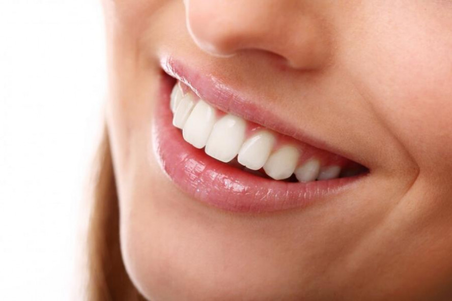 Стоматолог перечислила наиболее опасные для здоровья зубов продукты