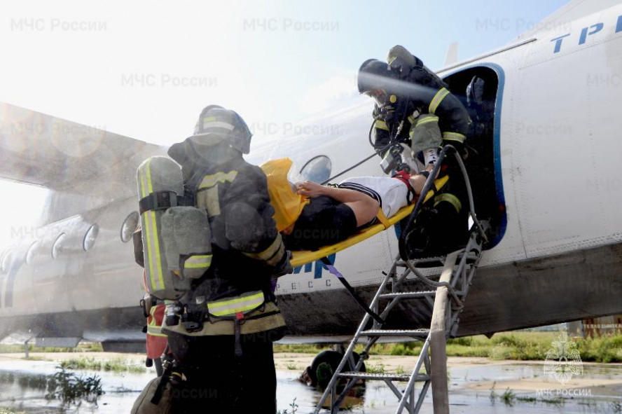 В ходе учений в тамбовском аэропорту потушили загоревшийся самолет