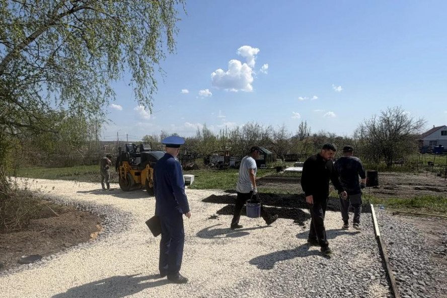 Прокуратура в Знаменском округе выявила срыв сроков благоустройства дворов и ремонта дороги