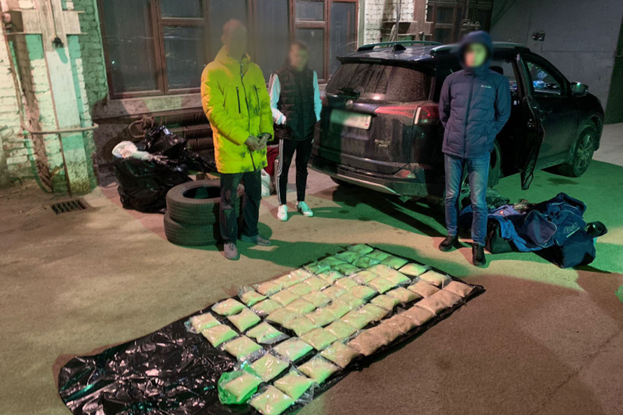В Тамбове у водителя внедорожника обнаружили 30 кг наркотиков