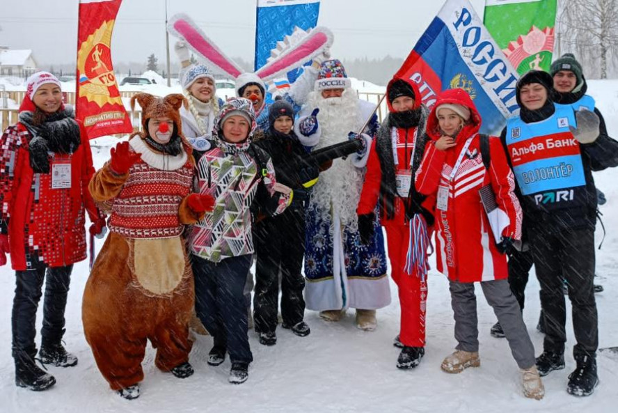 Спортивный Дед Мороз поддерживает биатлонистов на этапе Кубка России в Ижевске
