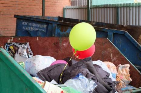 Из села Знаменского района не будут вывозить мусор до января